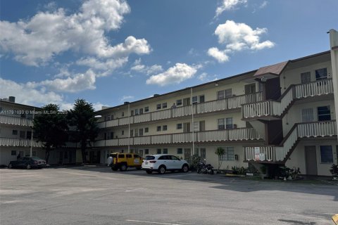 Condo in Miami, Florida, 1 bedroom № 1981705 - photo 2