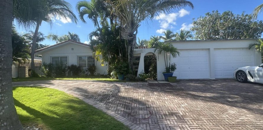 House in Riviera Beach, Florida 3 bedrooms, 130.43 sq.m. № 2424476