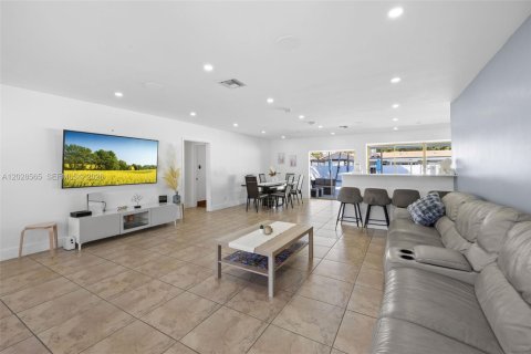 Villa ou maison à vendre à Hollywood, Floride: 4 chambres, 178.28 m2 № 2087858 - photo 3