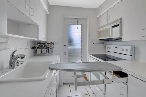 Condo in Bay Harbor Islands, Florida, 2 bedrooms  № 1708634 - photo 11