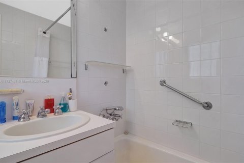 Condo in Bay Harbor Islands, Florida, 2 bedrooms  № 1708634 - photo 20