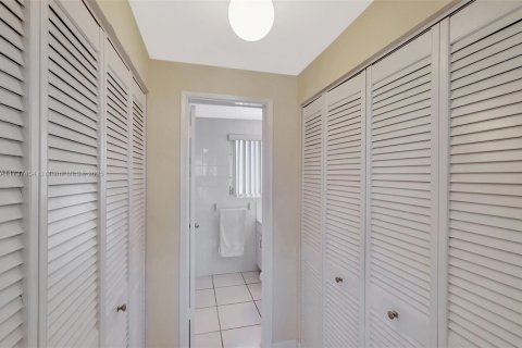 Condo in Bay Harbor Islands, Florida, 2 bedrooms  № 1708634 - photo 15