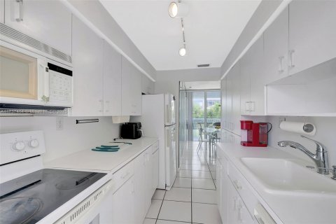 Condo in Bay Harbor Islands, Florida, 2 bedrooms  № 1708634 - photo 10