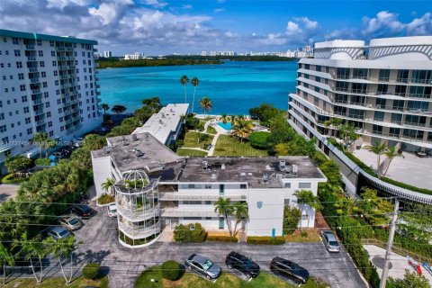 Condo in Bay Harbor Islands, Florida, 2 bedrooms  № 1708634 - photo 21