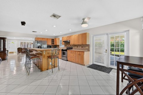 House in Palm Springs, Florida 3 bedrooms, 141.95 sq.m. № 2082980 - photo 12