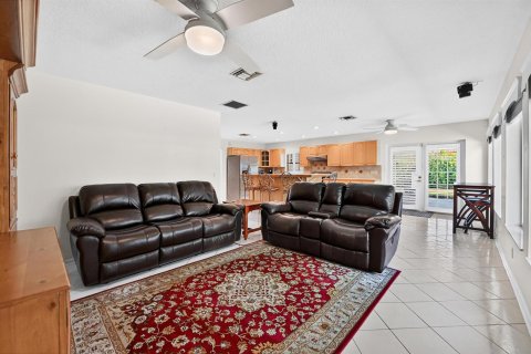 House in Palm Springs, Florida 3 bedrooms, 141.95 sq.m. № 2082980 - photo 14