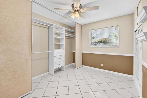 House in Palm Springs, Florida 3 bedrooms, 141.95 sq.m. № 2082980 - photo 16