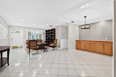 House in Palm Springs, Florida 3 bedrooms, 141.95 sq.m. № 2082980 - photo 9