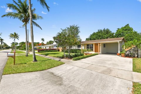 House in Palm Springs, Florida 3 bedrooms, 141.95 sq.m. № 2082980 - photo 2