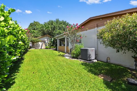 House in Palm Springs, Florida 3 bedrooms, 141.95 sq.m. № 2082980 - photo 25