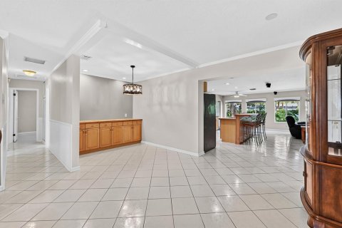 House in Palm Springs, Florida 3 bedrooms, 141.95 sq.m. № 2082980 - photo 8