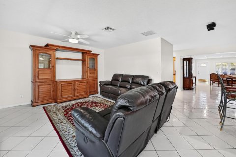 House in Palm Springs, Florida 3 bedrooms, 141.95 sq.m. № 2082980 - photo 13