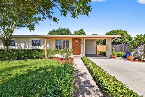 House in Palm Springs, Florida 3 bedrooms, 141.95 sq.m. № 2082980