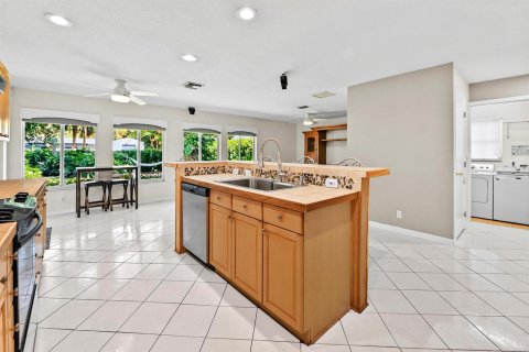 House in Palm Springs, Florida 3 bedrooms, 141.95 sq.m. № 2082980 - photo 11
