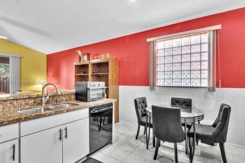 House in Pembroke Pines, Florida 3 bedrooms, 182.18 sq.m. № 1507026 - photo 18