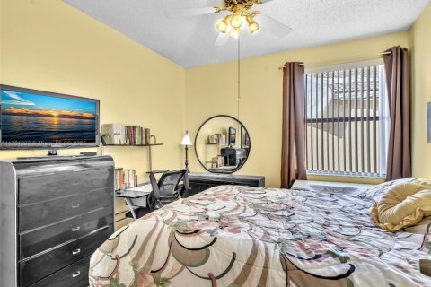 House in Pembroke Pines, Florida 3 bedrooms, 182.18 sq.m. № 1507026 - photo 20