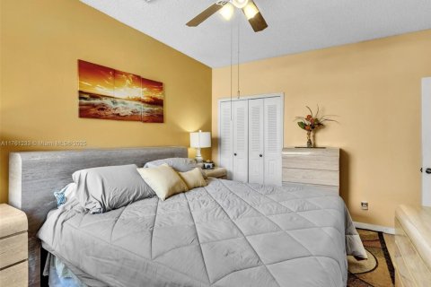 House in Pembroke Pines, Florida 3 bedrooms, 182.18 sq.m. № 1507026 - photo 25