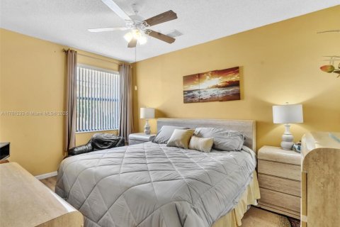 House in Pembroke Pines, Florida 3 bedrooms, 182.18 sq.m. № 1507026 - photo 23