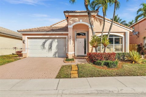 House in Pembroke Pines, Florida 3 bedrooms, 182.18 sq.m. № 1507026 - photo 1