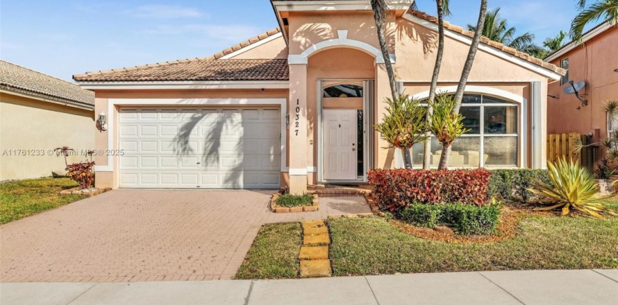 House in Pembroke Pines, Florida 3 bedrooms, 182.18 sq.m. № 1507026