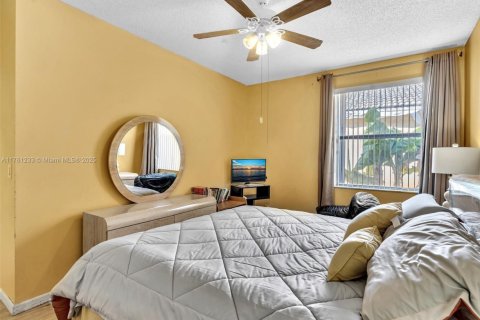 House in Pembroke Pines, Florida 3 bedrooms, 182.18 sq.m. № 1507026 - photo 24