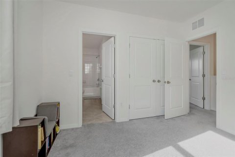 Townhouse in Land O' Lakes, Florida 3 bedrooms, 163.32 sq.m. № 2197083 - photo 17
