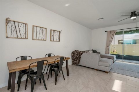 Townhouse in Land O' Lakes, Florida 3 bedrooms, 163.32 sq.m. № 2197083 - photo 8