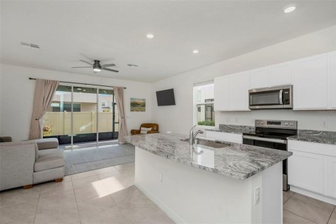 Townhouse in Land O' Lakes, Florida 3 bedrooms, 163.32 sq.m. № 2197083 - photo 4