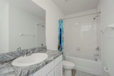 Townhouse in Land O' Lakes, Florida 3 bedrooms, 163.32 sq.m. № 2197083 - photo 18