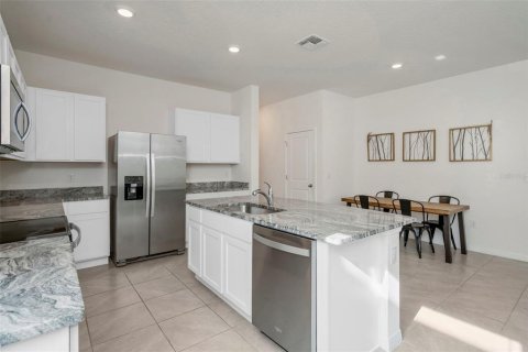 Townhouse in Land O' Lakes, Florida 3 bedrooms, 163.32 sq.m. № 2197083 - photo 6