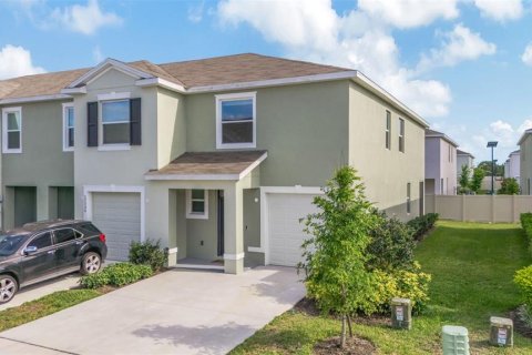 Townhouse in Land O' Lakes, Florida 3 bedrooms, 163.32 sq.m. № 2197083 - photo 2