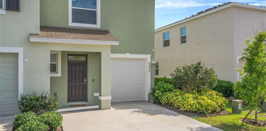Townhouse in Land O' Lakes, Florida 3 bedrooms, 163.32 sq.m. № 2197083