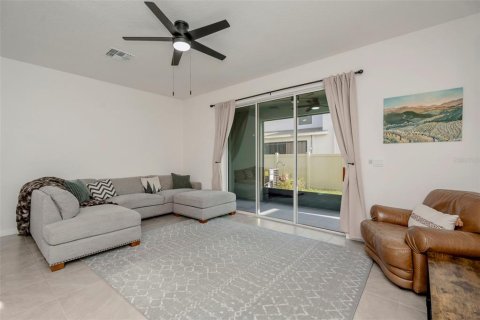 Townhouse in Land O' Lakes, Florida 3 bedrooms, 163.32 sq.m. № 2197083 - photo 10