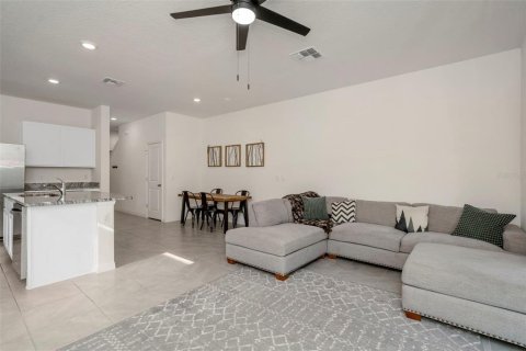 Townhouse in Land O' Lakes, Florida 3 bedrooms, 163.32 sq.m. № 2197083 - photo 11