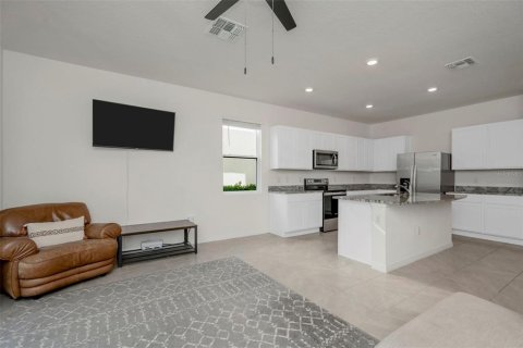 Townhouse in Land O' Lakes, Florida 3 bedrooms, 163.32 sq.m. № 2197083 - photo 12