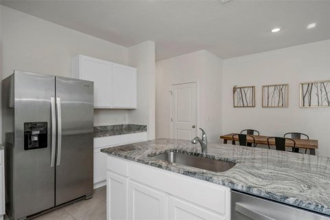 Townhouse in Land O' Lakes, Florida 3 bedrooms, 163.32 sq.m. № 2197083 - photo 7