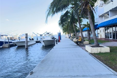 Commercial property in North Bay Village, Florida № 2088538 - photo 4