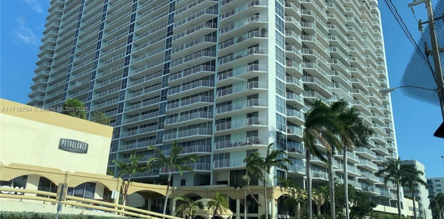 Commercial property in North Bay Village, Florida № 2088538