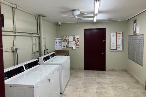 Купить кондоминиум в Пемброк-Пайнс, Флорида 2 спальни, 88.54м2, № 2032147 - фото 16