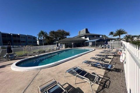 Condo in Hollywood, Florida, 1 bedroom  № 1702758 - photo 19