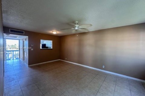Condo in Hollywood, Florida, 1 bedroom  № 1702758 - photo 6