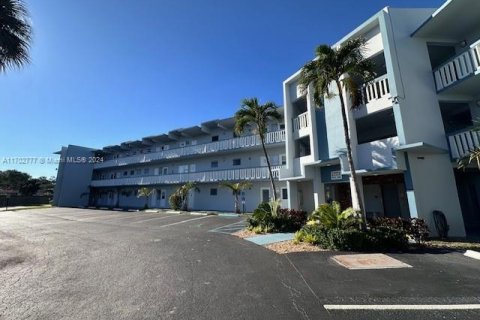 Condo in Hollywood, Florida, 1 bedroom  № 1702758 - photo 16