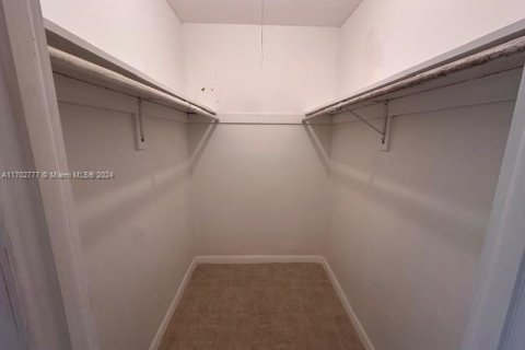 Condo in Hollywood, Florida, 1 bedroom  № 1702758 - photo 12