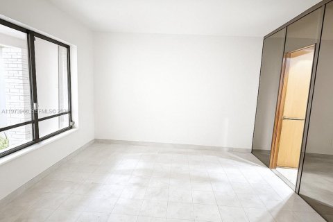 Villa ou maison à vendre à Coral Gables, Floride: 4 chambres, 229.28 m2 № 2033613 - photo 4