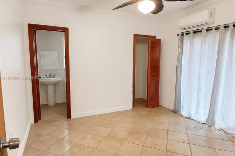 Villa ou maison à vendre à Coral Gables, Floride: 4 chambres, 229.28 m2 № 2033613 - photo 5