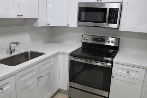 Villa ou maison à louer à North Lauderdale, Floride: 2 chambres, 109.44 m2 № 1931545 - photo 4