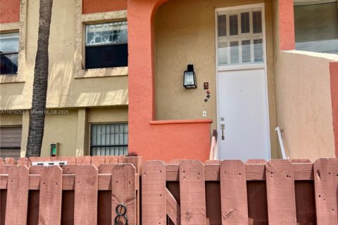 Touwnhouse à louer à Miami, Floride: 2 chambres, 112.32 m2 № 1973042 - photo 2
