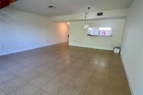 Touwnhouse à louer à Miami, Floride: 2 chambres, 112.32 m2 № 1973042 - photo 10
