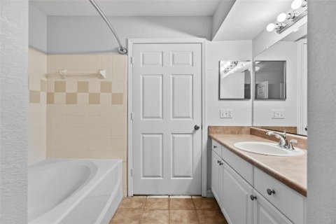 Condo in Sarasota, Florida, 2 bedrooms № 2231735 - photo 11