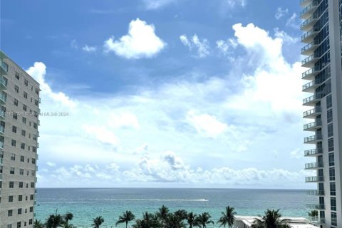 Купить кондоминиум в Холливуд, Флорида 2 спальни, 108.97м2, № 1958455 - фото 1